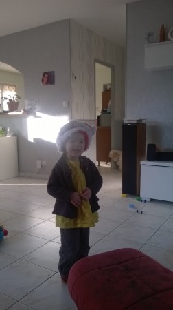 énélope et son "chapeau" fait avec la robe de la poupée